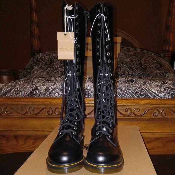 NWT Dr Martens 1B60 Buttero 20-eye leather boots w/zipper, black, women's US 8